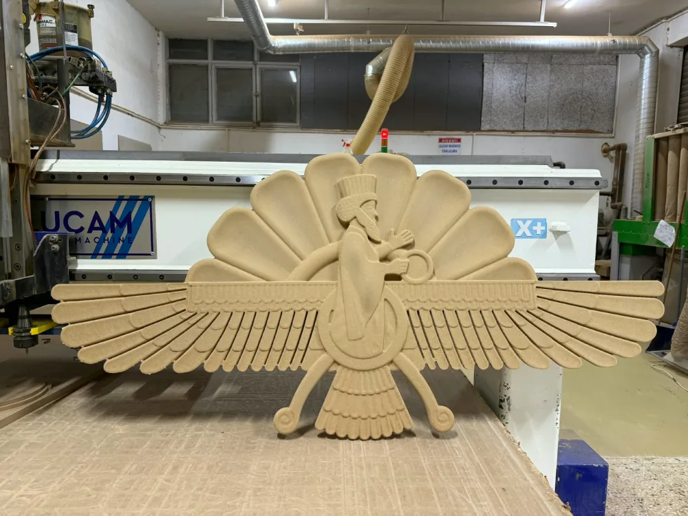 Kanatlı figür biçiminde CNC rölyef