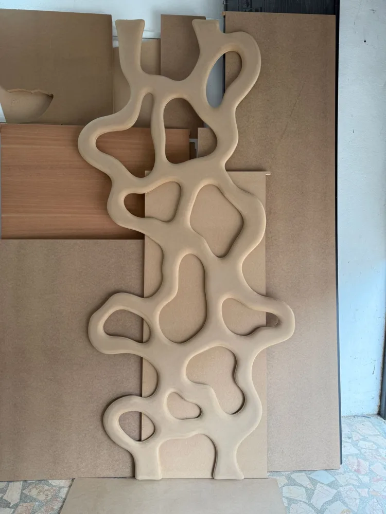 İç içe çizgilerle kesilmiş dekoratif panel