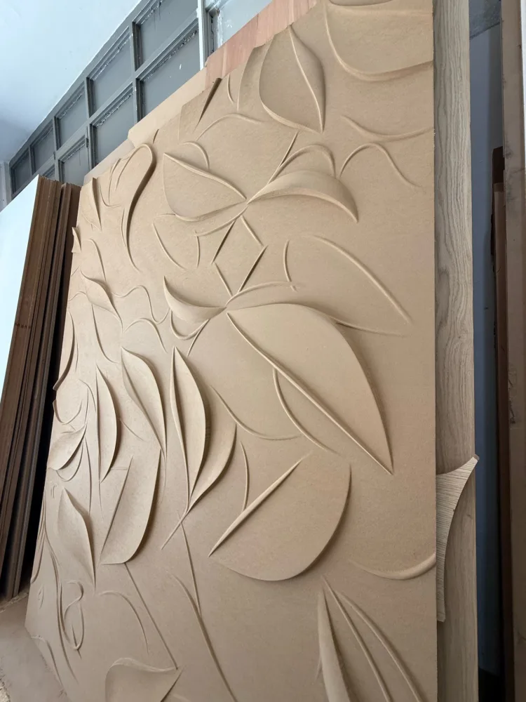 Akışkan bitkisel çizgilerle işlenmiş panel