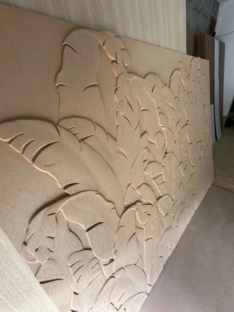 Büyük yaprak biçimleri işlenmiş panel