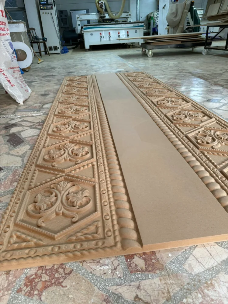 Uzun dekoratif çerçeve ve rölyef parçaları