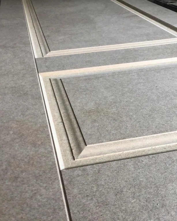 Çerçeve deseni işlenmiş kapak detayları